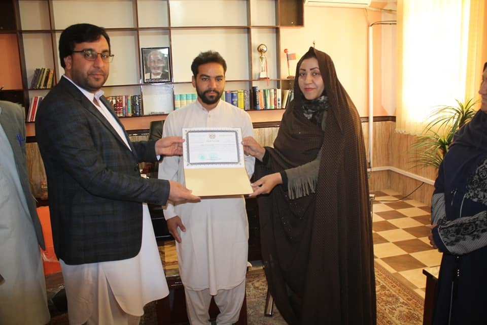 تقدیر دو معلم ممتاز در ولایت فراه