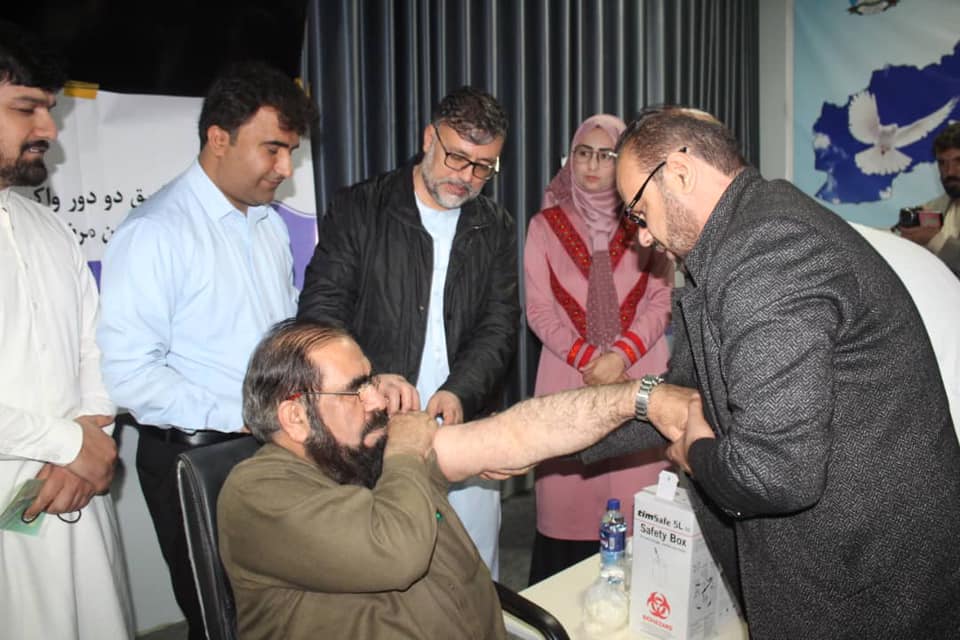 کندز ولایت کې د پوهنې ریاست کارکوونکو ته د کرونا وایروس واکسین لګولو لړۍ پیل شوه.