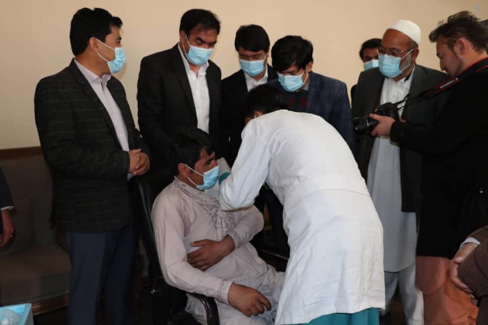 پروسه تطبیق واکسین کرونا بالای آموزگاران ولایت دایکندی آغاز گردید