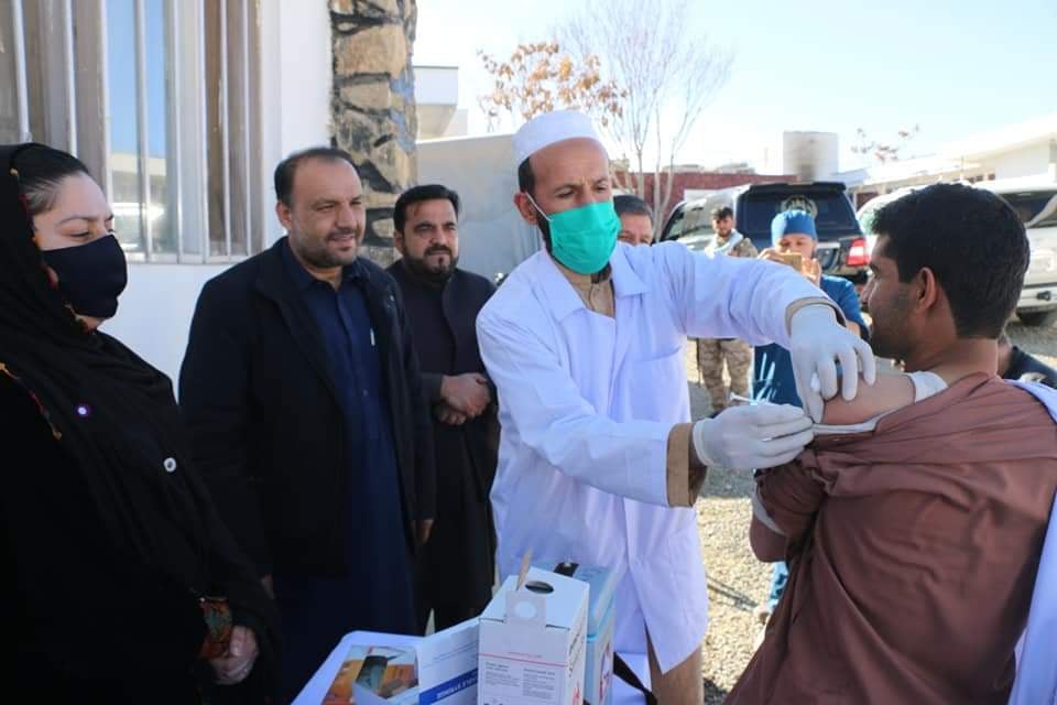 لوګر ولایت کې د پوهنې ریاست یو شمېر کارکوونکو ته د کرونا وایروس واکسین ولګول شو