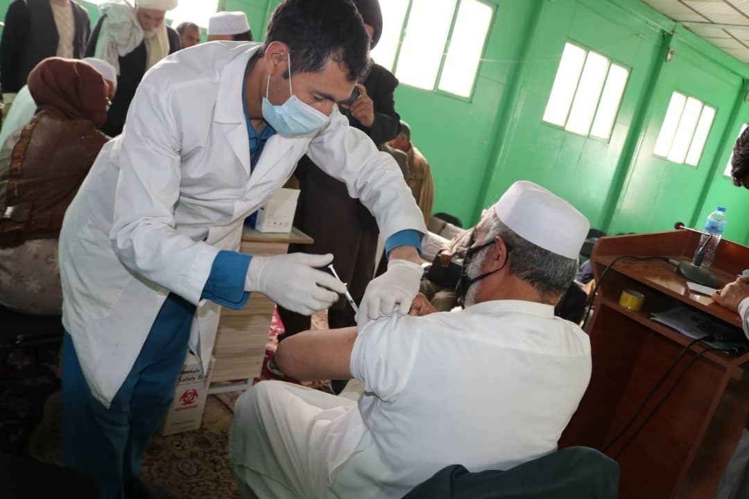 ترزیق واکسین ویروس کرونا برای کارمندان ریاست معارف ولایت غزنی