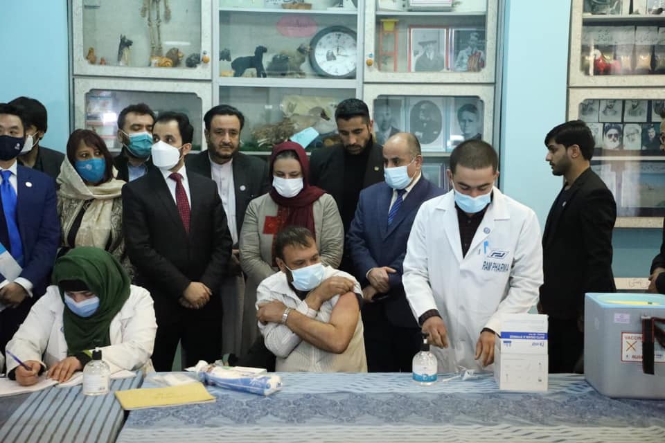 د هیواد په کچه د ښوونځیو ښوونکو ته د کوویډ-۱۹ واکسین د لګولو لړۍ پیل شوه