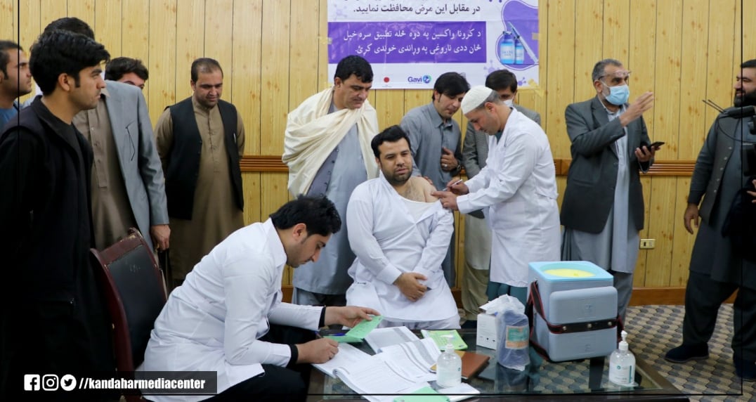 کندهار ولایت کې د ښوونځیو او پوهنتونونو استادانو ته د کرونا وایروس د واکسین لګولو لړۍ پيل شوه
