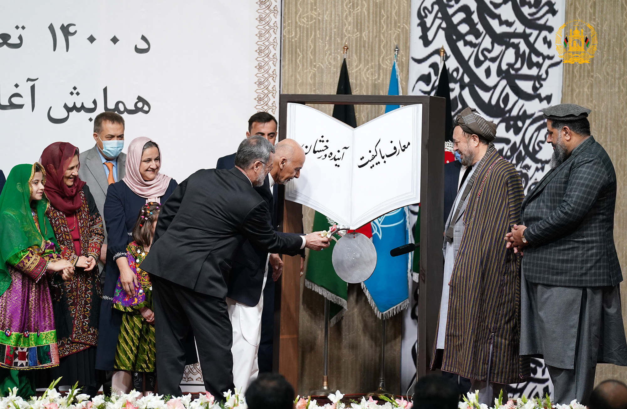 رئیس جمهور غنی با نواختن زنگ مکتب، سال تعلیمی۱۴۰۰ را آغاز کرد