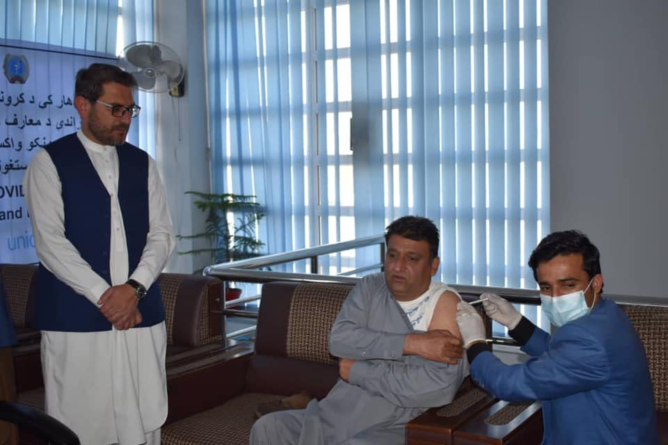 ننګرهار ولایت کې ښوونکو او د پوهنې ریاست کارکوونکو ته د کرونا واکسین لګول کیږي