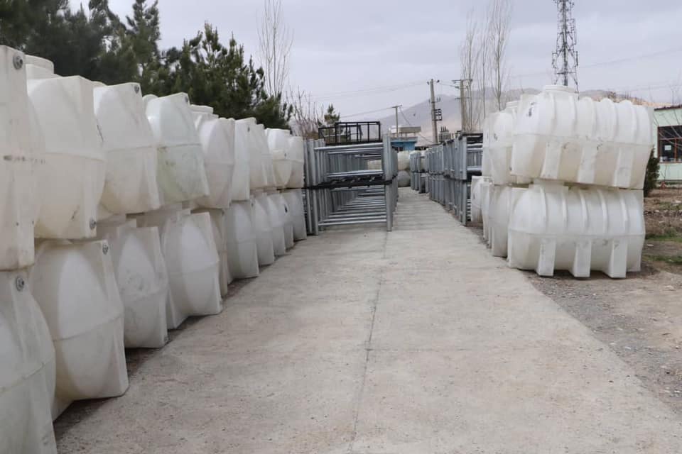 مساعدت ۲۰۰ عدد تانکر ذخیره آب به معارف میدان وردک