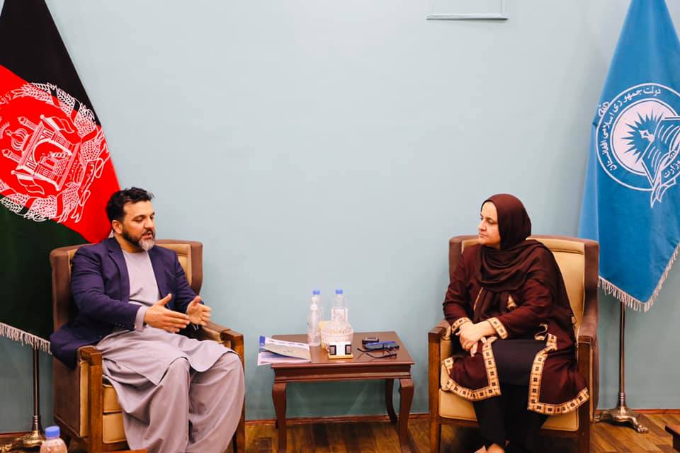 د پوهنې وﺯارت سرپرستې د چاپېريال ساتنې ادارې له عمومي رئيس ښاغلي شاه ﺯمان ميوندي سره وکتل