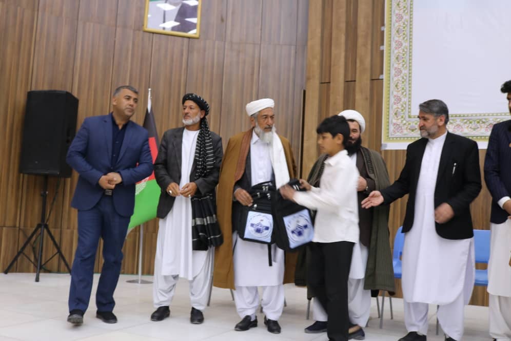 اهداء قرطاسیه به شاگردان معارف ولایت هرات