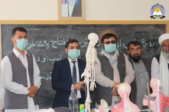 افتتاح اتاق لابراتور برای یک باب مکتب در ولایت هلمند