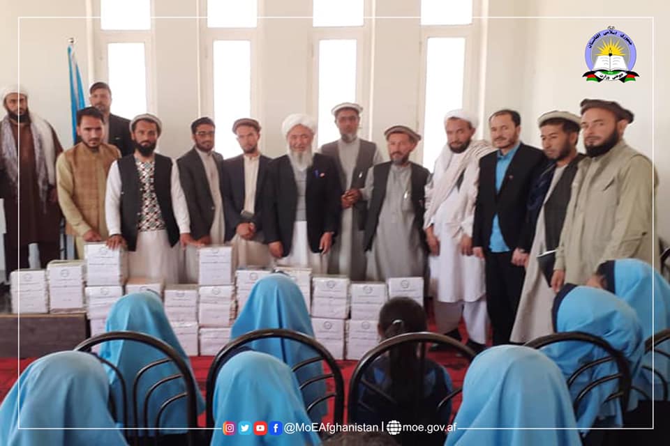 د غور ولايت پوهنې ریاست سره ۱۱۰۰ ټوکه درسي کتابونو مرسته شول