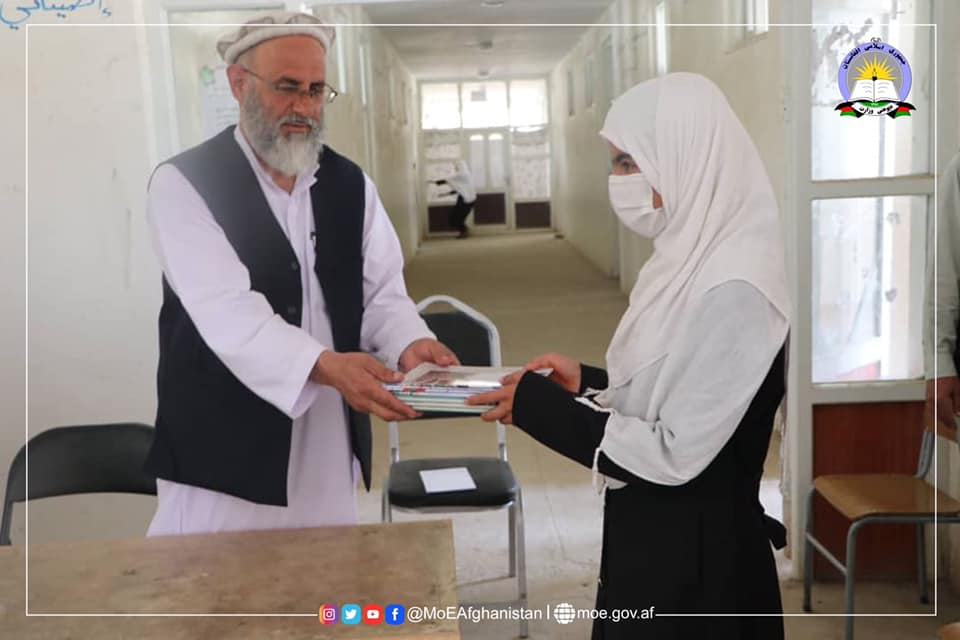میدان وردګو ولایت کې یوه ښوونځي سره ۲۱۰۰ ټوکه درسي کتابونه مرسته شول