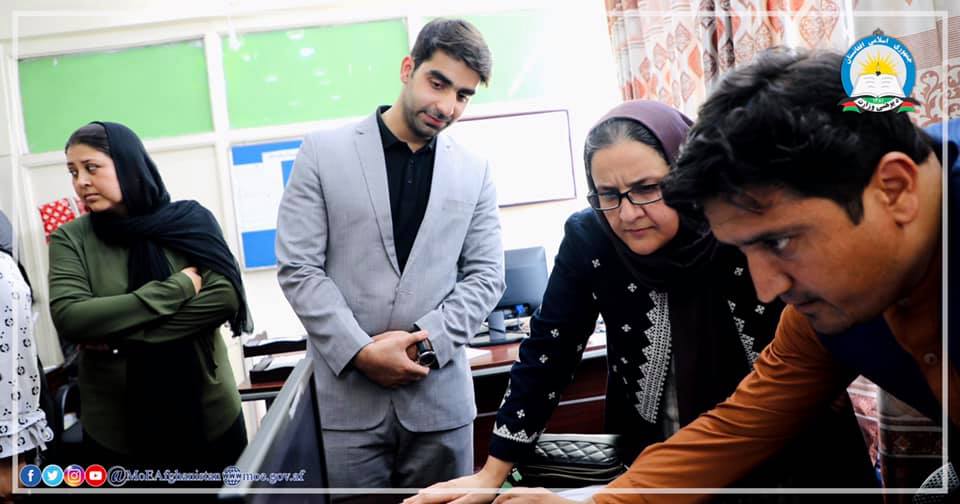 د پوهنې وزارت سرپرستې د دغه وزارت له څانګو او دفترونو څخه لیدنه وکړه