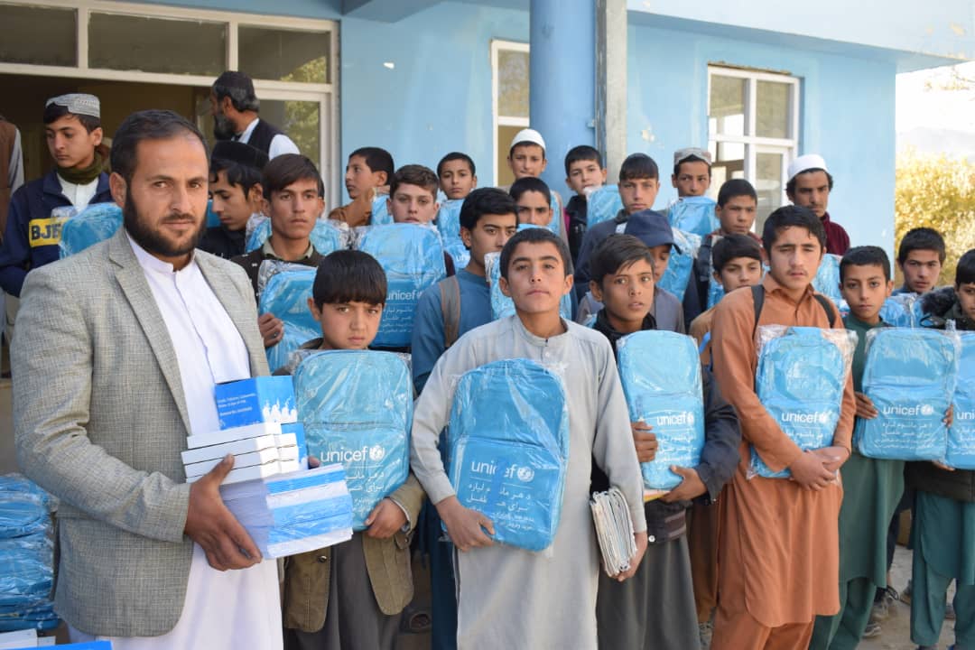 په لوګر کې د ۱۰۰ ښوونځیو ښوونکو او زده کوونکو ته د درسي توکو د مرستې پروګرام پیل شو