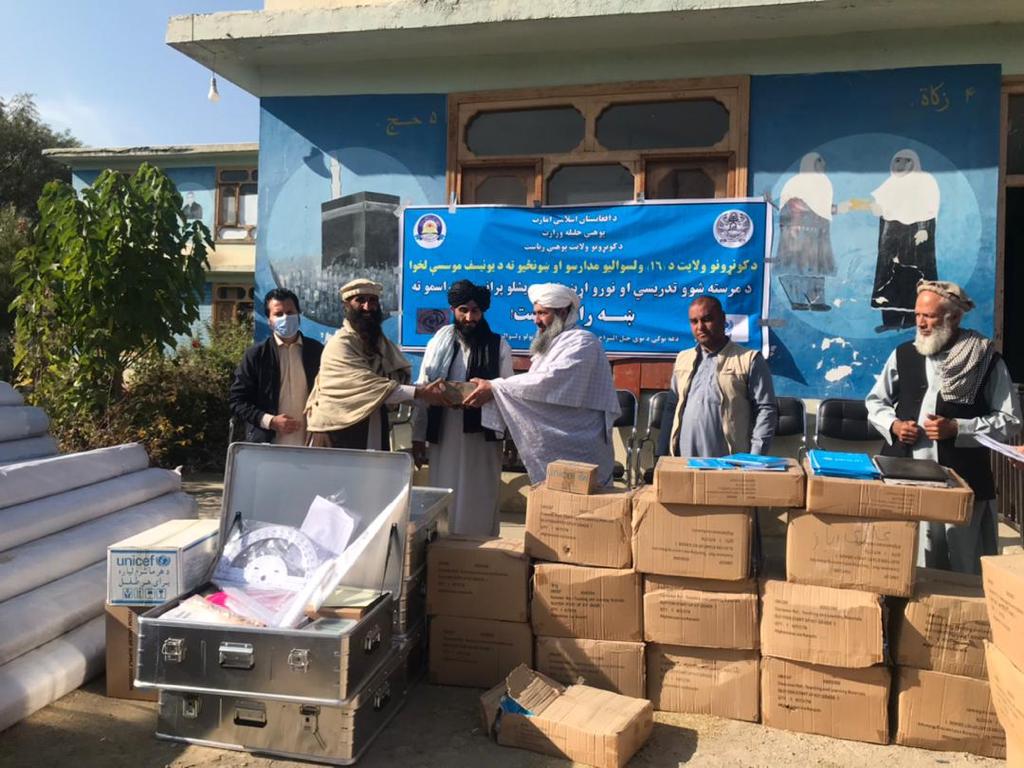 د کونړ دیني مدارسو ته د قرطاسې د توزیع لړۍ پیل شوه. په کونړ ولایت کې د یونیسف دفتر لخوا د  ۱۶ ولسوالیو ټولو دیني مدرسو ته د قرطاسې  د ویش لړۍ د ولایت مرستیال والی ، پوهنې رییس او یو شمیر مسوولینو په حضورت کی پیل شوه.  په پیل کې مرستيال والي د يونيسف ادارې  لخوا په ١٦ ولسواليو کي د مدارسو زده کوونکو ته د مرسته شوی قرطاسی د وېش له امله مننه وکړه، او تر څنګه یی له یاد اداری څخه په نور ښوونیزو برخو کې د همکاریو غوښتنه وکړه، هغه زیاته کړه چې  موږ د ټولو مرستندویه بسټونو د کارکوونکو په خوندی امنت ساتنه کې ژمن يو.
