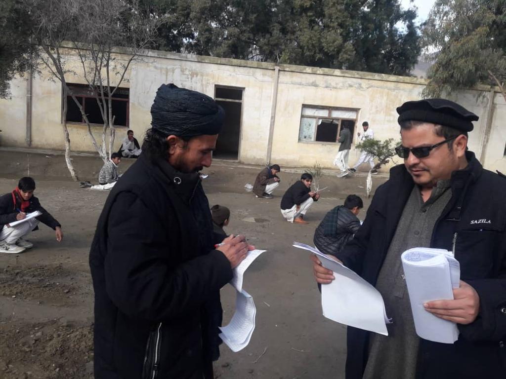 د کونړ سرکاڼو ولسوالۍ د پوهنې امریت امر خان ګل عبید د هلکانو د لېسې ازموینو صحنې له نژدي څخه وکتلې.