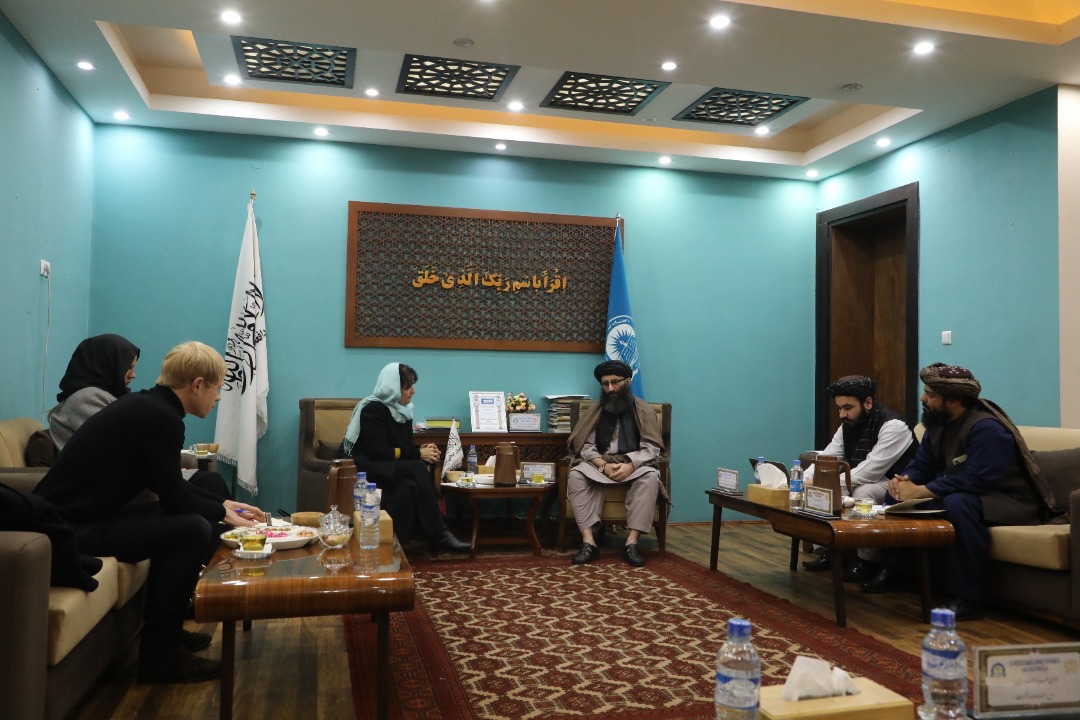 د پوهنې وزارت سرپرست وزیر د افغانستان لپاره د ملګرو ملتونو له ځانګړې استازې میرمن ډیبورا لاینز سره وکتل