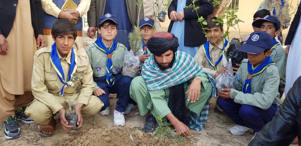 دیدار رئیس معارف فراه از ابتدائیه ابونصر و آغاز کمپاین نهال شانی در مکتب های این ولایت