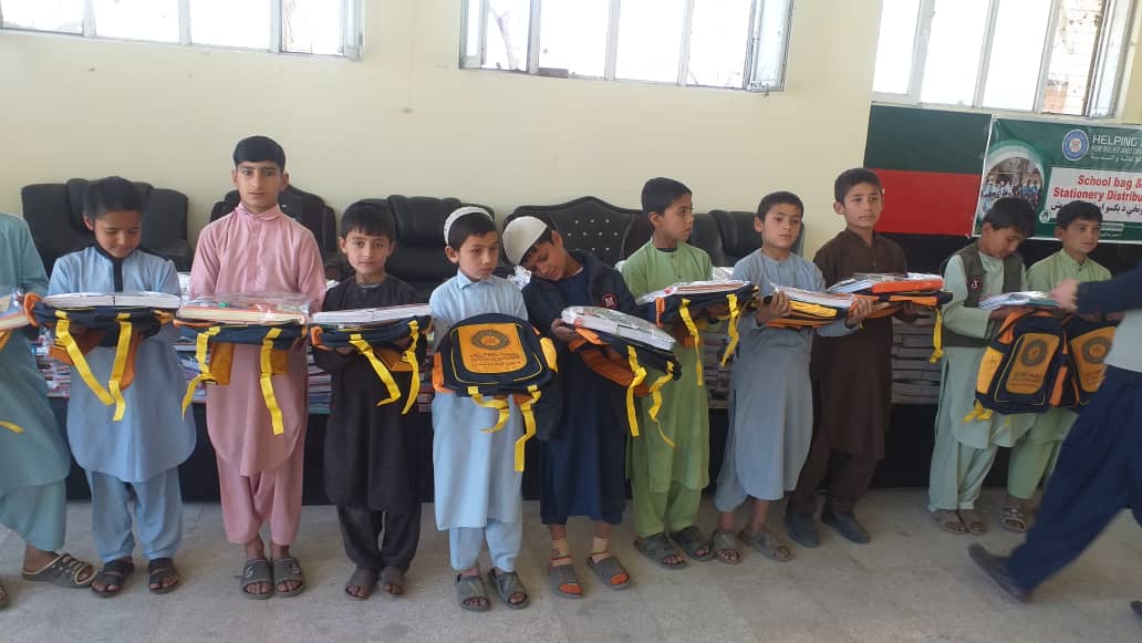 برای ۲۴۲ تن دانش آموزان بی سرپرست در ولایت لغمان مواد کمک شد