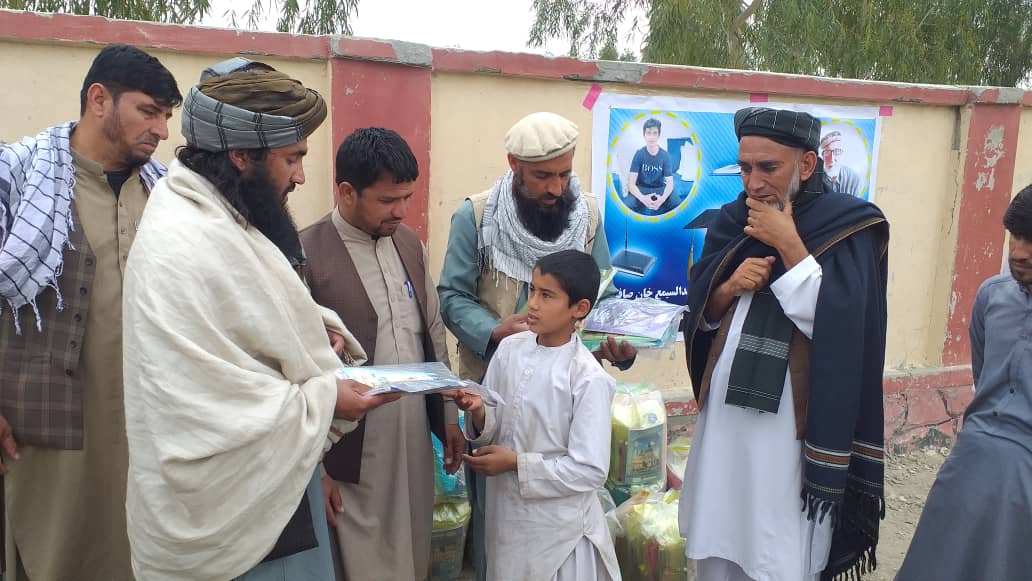 کمک قرطاسیه به شاگردان مکتب کتب زی ولایت لغمان