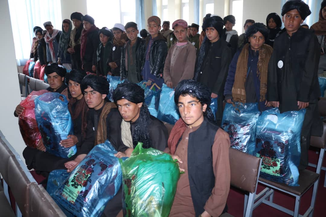 مساعدت به شاگردان بی سرپرست و بی بضاعت در ولایت لوگر