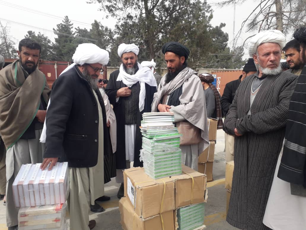 په لوګر او فاریاب ولایتونو کې د دیني مدرسو زده کوونکو ته د درسي کتابونو وېش پیل شو