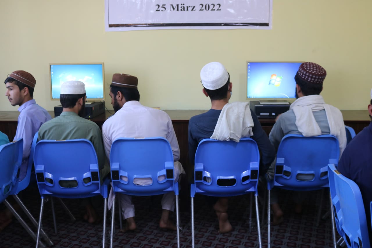 صنف کمپیوتر دارالعلوم شهیدمیوند وال در ننگرهار به بهره برداری سپرده شد