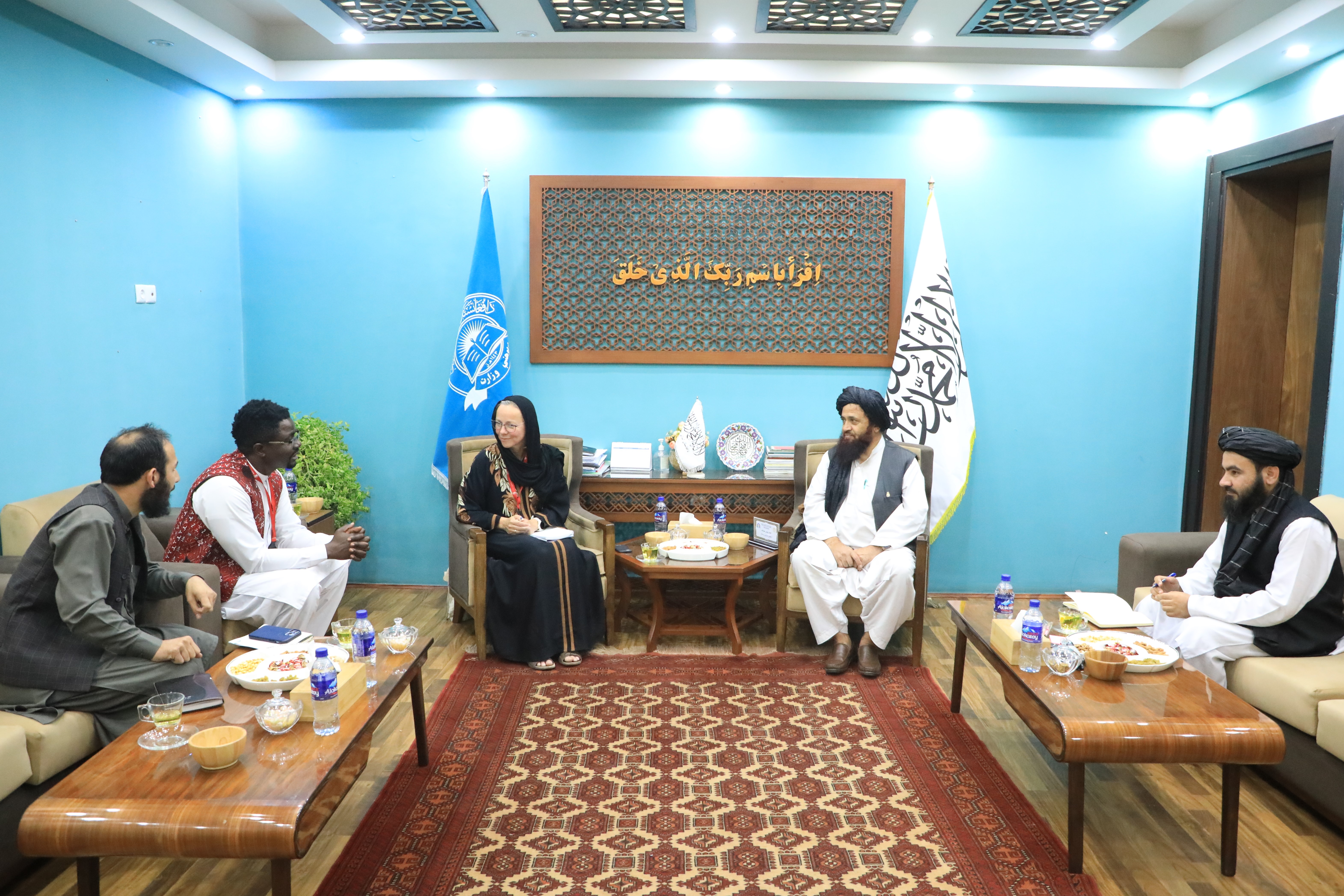 د ناروي د (Save the children) موسسې مشرې د پوهنې وزارت د ښوونې او روزنې له معین سره وکتل