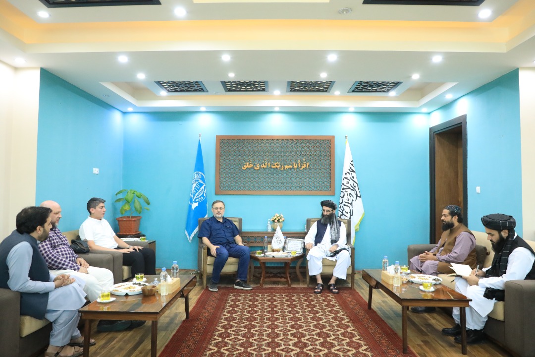 د ترکیې د نړیوال خیریه بنسټ (I.H.H) مرستيال  د پوهنې وزارت له سرپرست وزیر سره وکتل