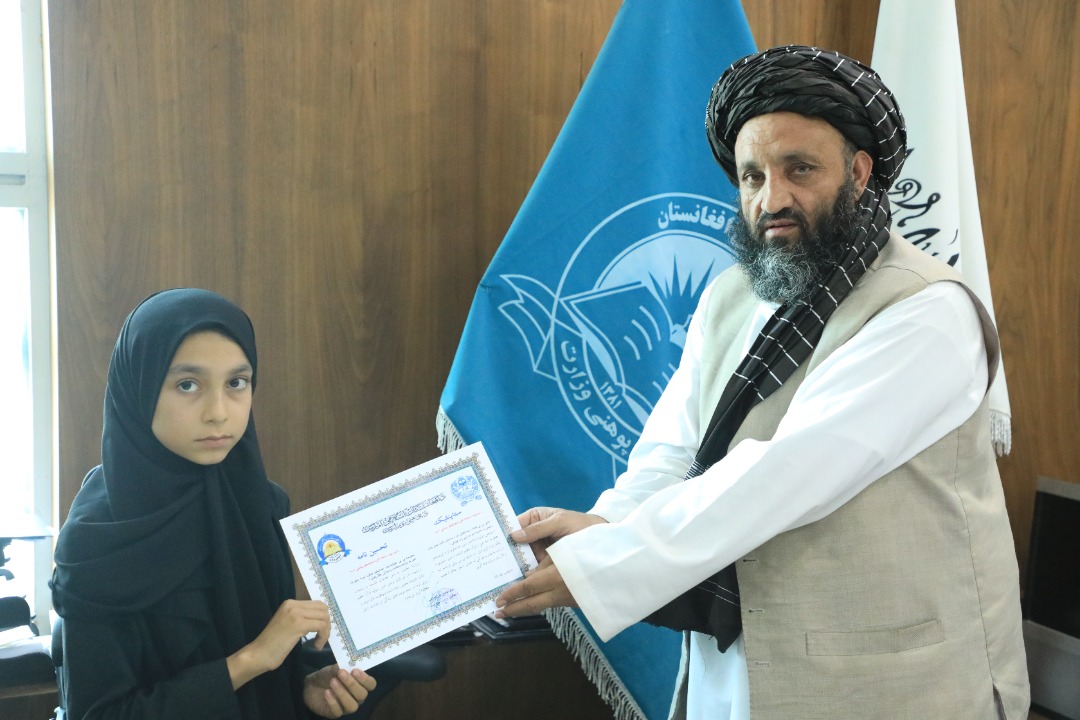 دختر ده ساله موفق به اخذ جایزه از طرف وزارت معارف شد