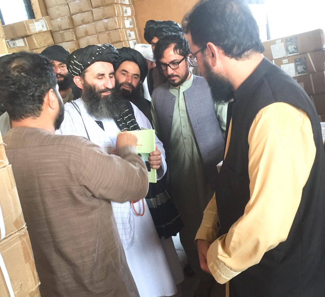 د پوهنې وزارت سرپرست وزیر په ارزګان ولایت کې  په ښوونځیو کې د درسي کتابونو د وېش له بهیر څخه لیدنه وکړه