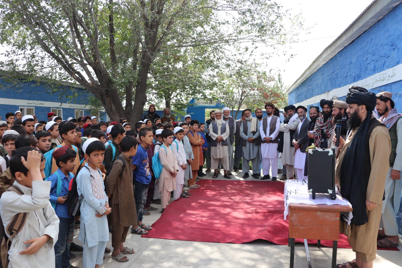 معین منابع و اداره وزارت معارف از آمریت های معارف شهر چاریکار و  ولسوالی بگرام  و بعضی مکاتب ولایت پروان دیدن نمود