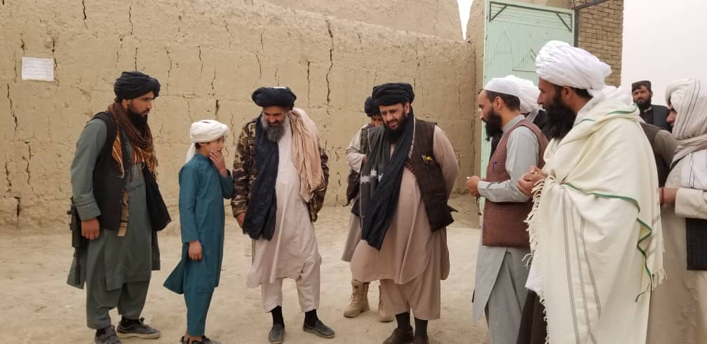 د پوهنې وزارت د سرچینو او ادارې معین د غزني ولایت د ده یک ولسوالي له اړوندو مدارسو څخه لیدنه وکړه