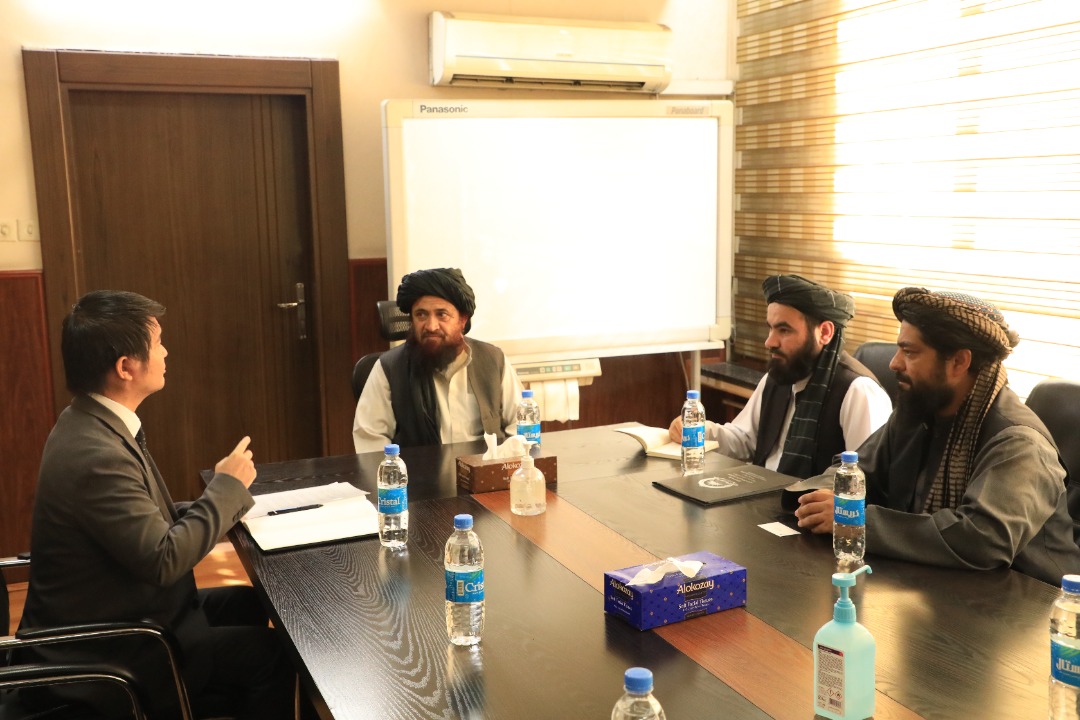 په افغانستان کې د جاپان مرستیال سفیر د پوهنې وزارت د ښوونې او روزنې له معین سره وکتل