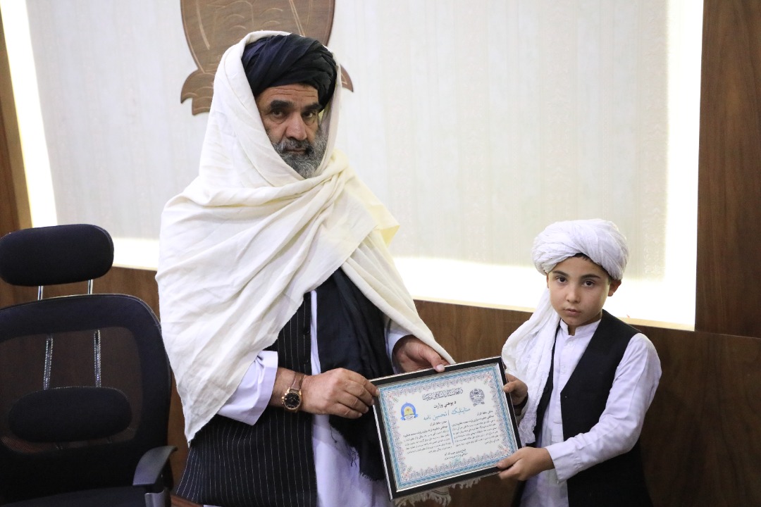 د پوهنې وزارت د سرپرست وزیر له لوري د قرآنکریم یو (۹) نهه کلن حافظ ته ستاینلیک ورکړل شو