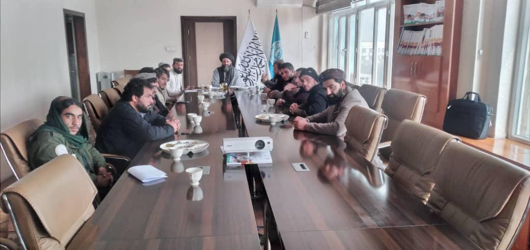 د هيواد د خصوصي ښوونځیو د اتحاديې رئیس، مرستيالانو او غړو د پوهنې وزارت د کيفيت د تضمين له معين الحاج مولوي عبدالخالق صادق سره په ليدنه کې د هیواد په کچه د خصوصي ښوونځیو بنسټیزې ستونزې لکه د مالياتو ډېروالی، په دوامدار ډول د جواز تمديدول، د ښاروالي تجارتي جواز، د ايسا جواز، پوست بکس، بانکي تضمين، بيمه، برېښنا، یونیفورم او دې ته ورته نورې ستونزې له معين صاحب سره شريکې او د يادو ستونزو د حل په برخه کې يې د پوهنې وزارت د پاملرنې او مرستې غوښتنه وکړه. معين صاحب په خپلو څرګندونو کې د ښوونې او روزنې په ډګر کې د خ