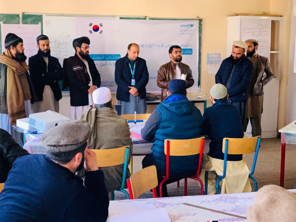 په ولايتونو کې د پوهنې رياستونه د يونسيف موسسې په مرسته د ښوونځيو ښوونکو ته مسلکي روزنه ورکوي.