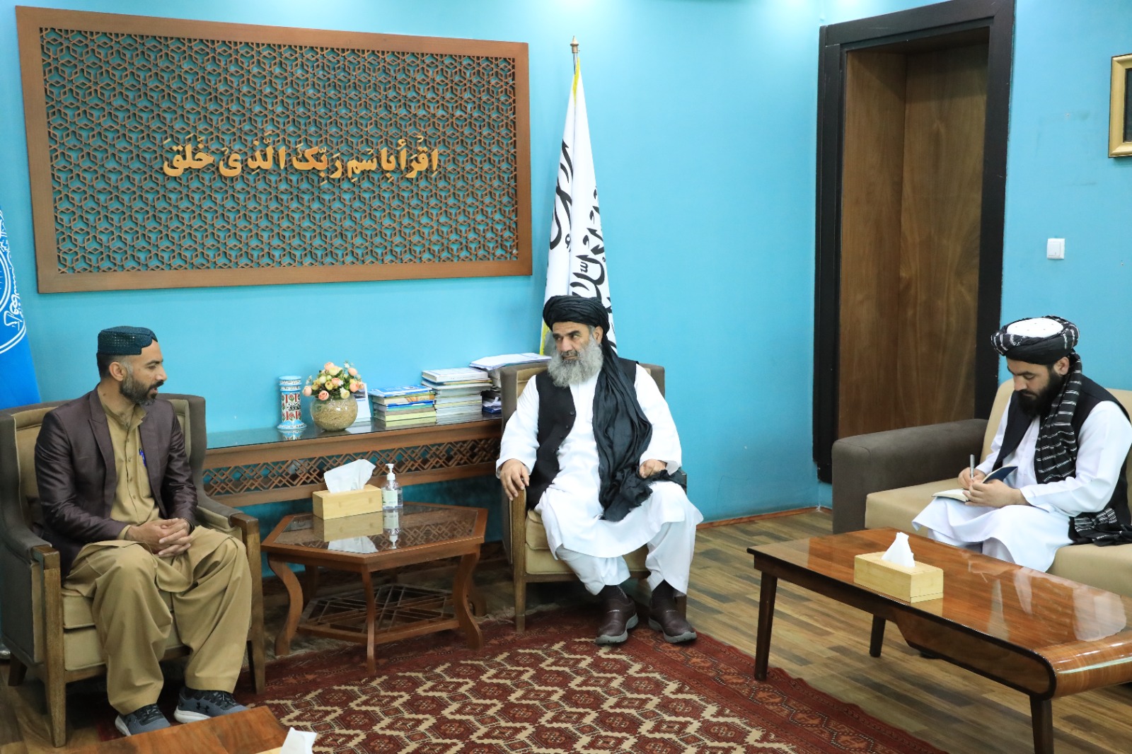 د DRC  موسسې مرستیال د پوهنې وزارت له سرپرست وزیر سره وکتل