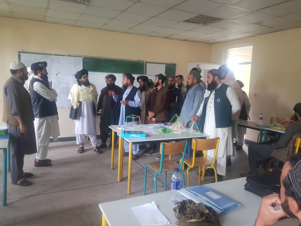 د پوهنې وزارت د ښوونې او روزنې معین د کابل ښار ښوونځیو د ساینسي مضامینو د ښووونکو له ښوونیزو پروګرامونو څخه لیدنه وکړه.