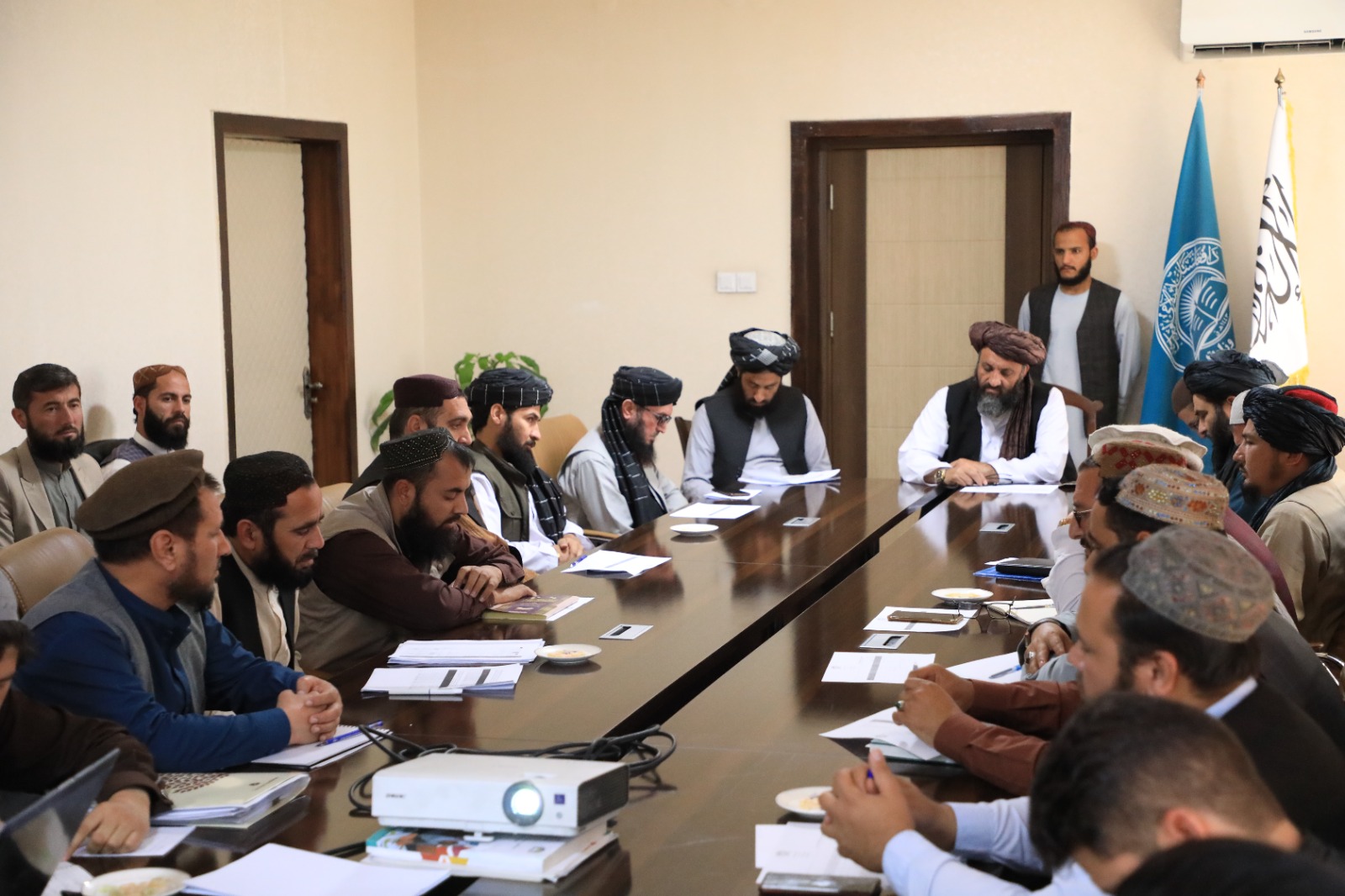 له پوهنې وزارت سره د مرستندویو بنسټونو د فعالیتونو د ارزونې په تړاو ناسته وشوه